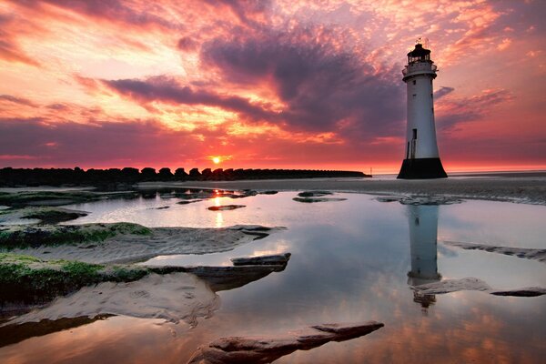 Einsamer Leuchtturm bei Sonnenuntergang