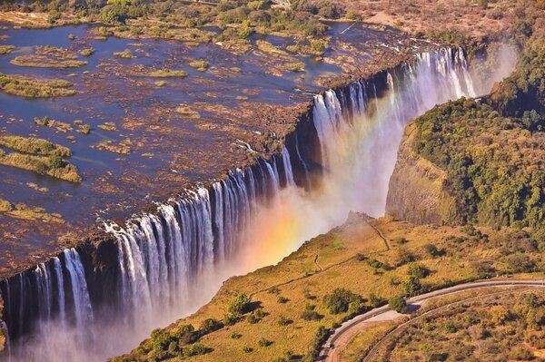 Wasserfall in Sambia mit einem bunten Regenbogen
