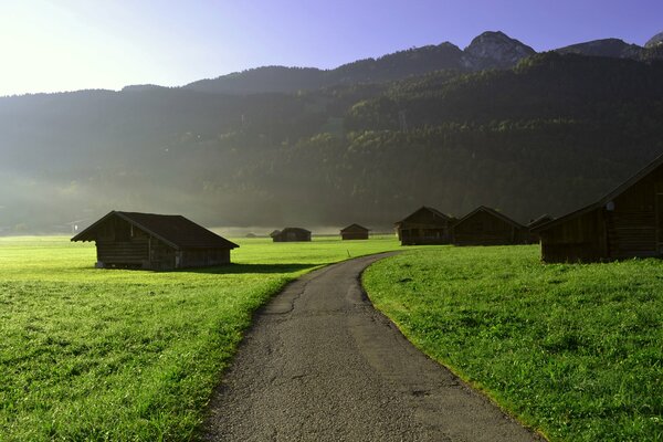 Der Weg in die Berge durch die Ebenen und Häuser