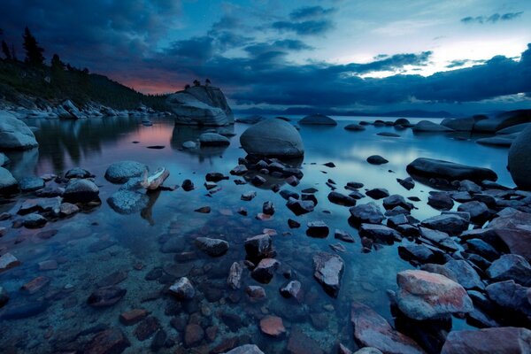Ночное озеро усыпанное камнями