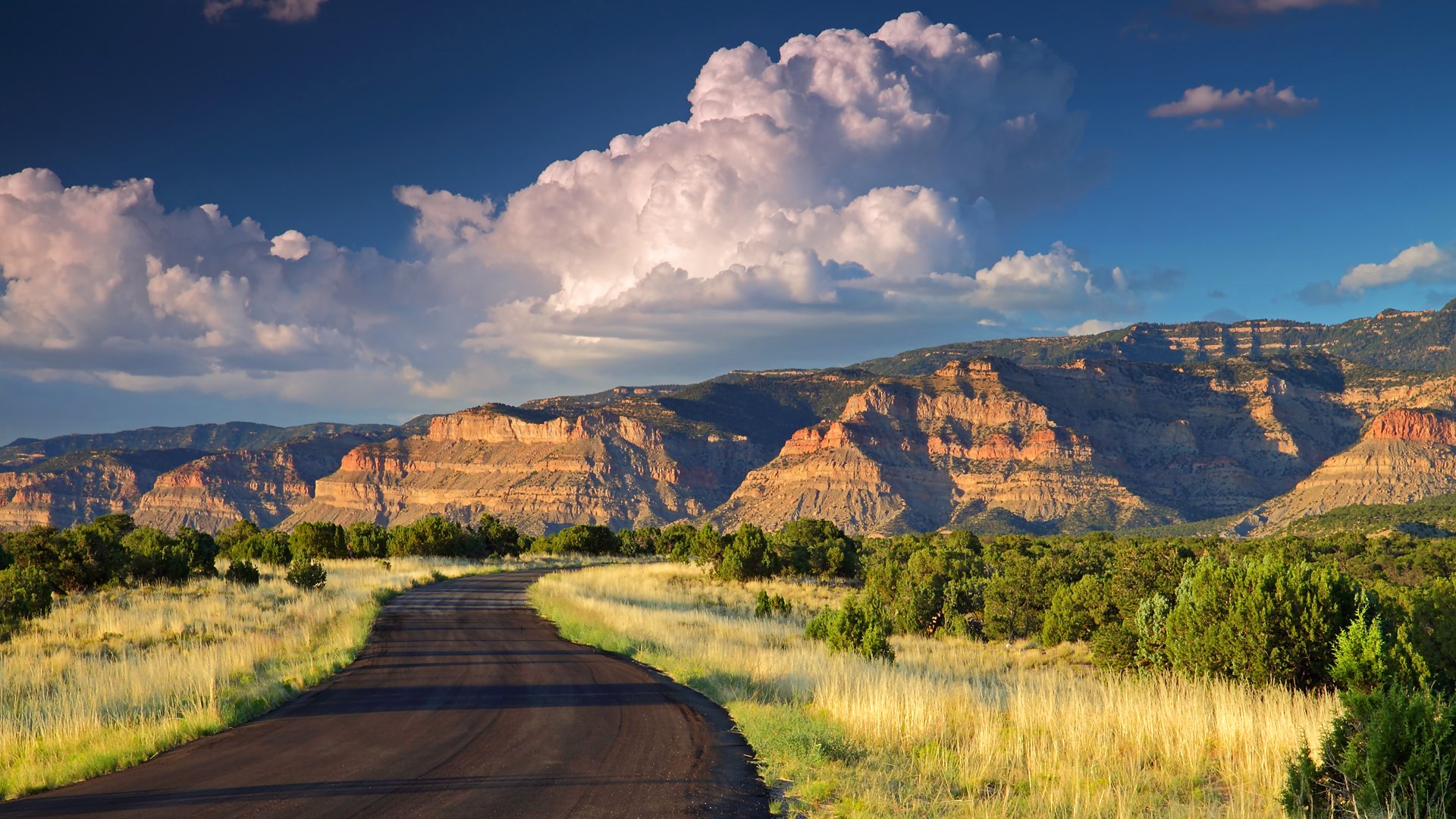 amanecer carretera montañas nubes utah