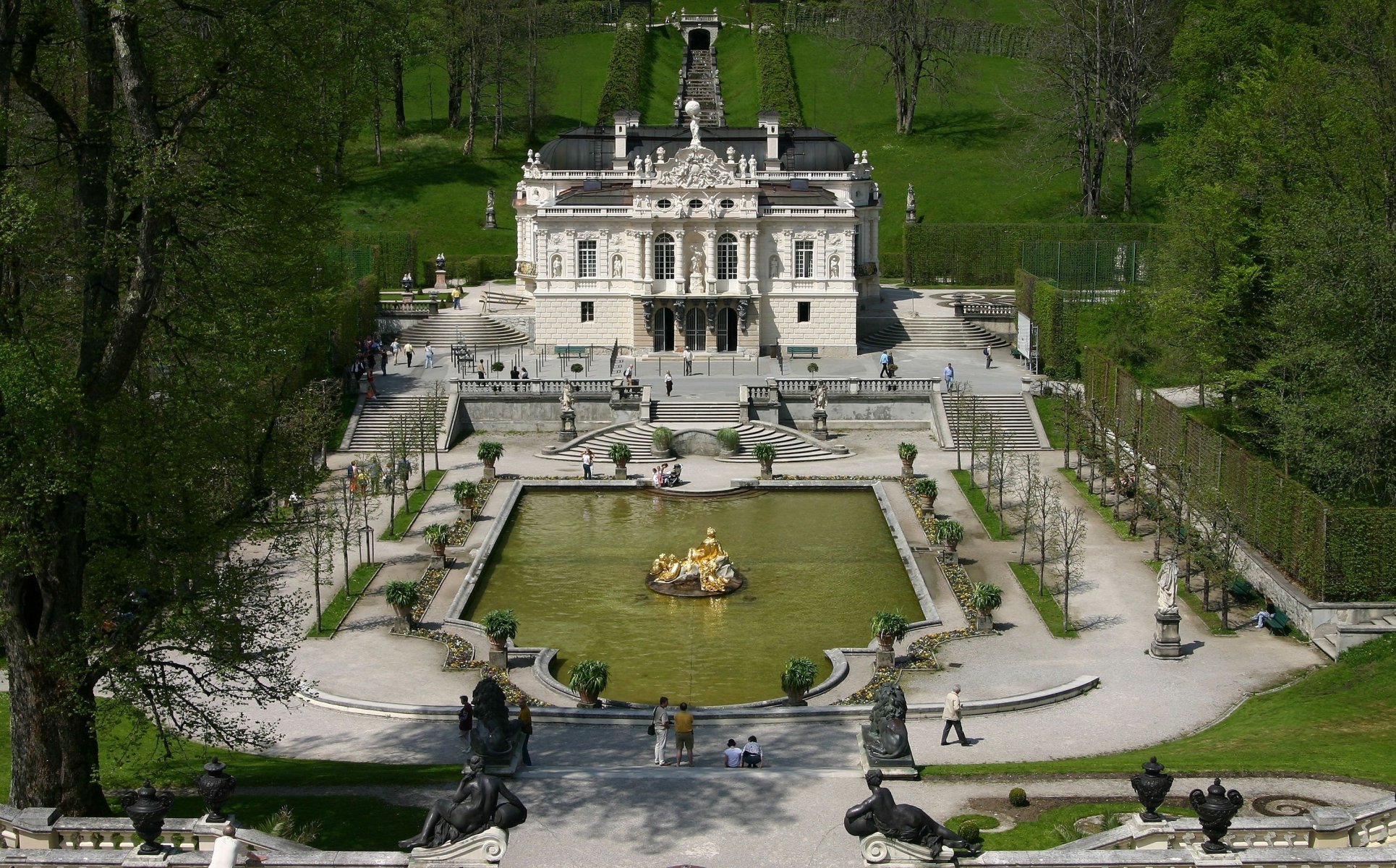 schloss linderhof bayern deutschland schloss schlösser brunnen skulpturen gold park bäume