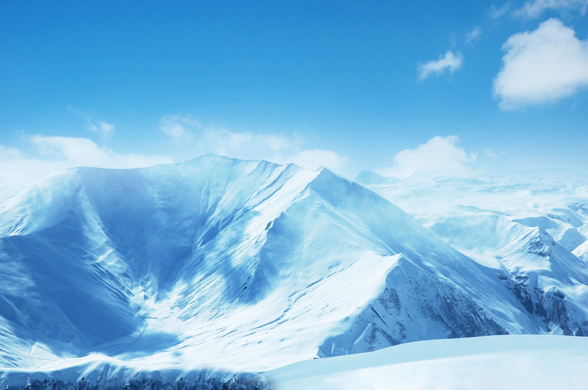 montañas pendiente cubierto de nieve paisaje azul cielo nubes