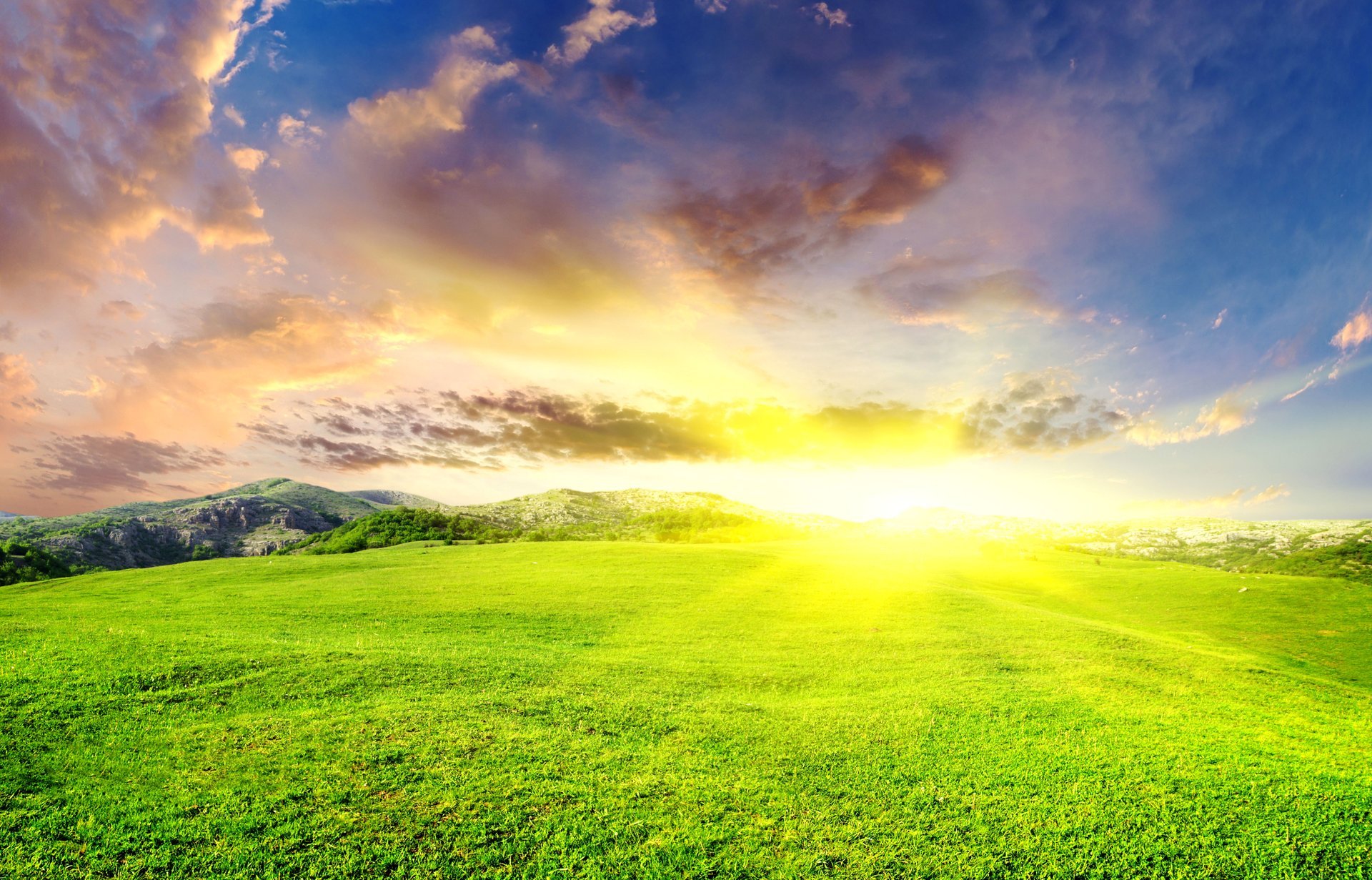 sonnenstrahl landschaft blendend sonne sommer berge lichtung himmel wolken