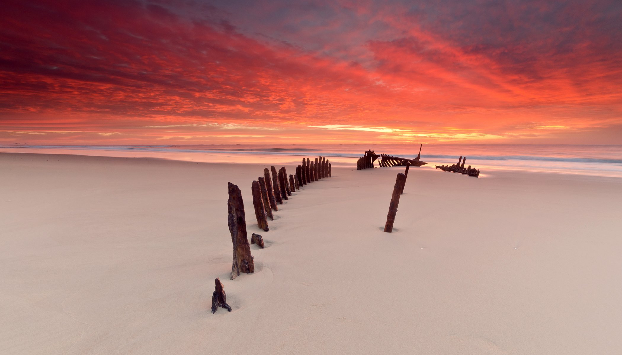 mer coucher de soleil sable plage squelette navire