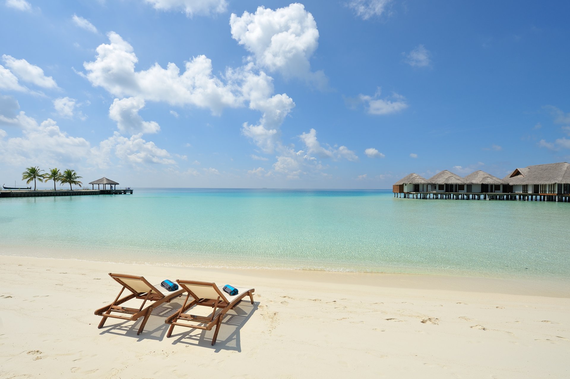 malediven seychellen insel weißer sand liegestühle