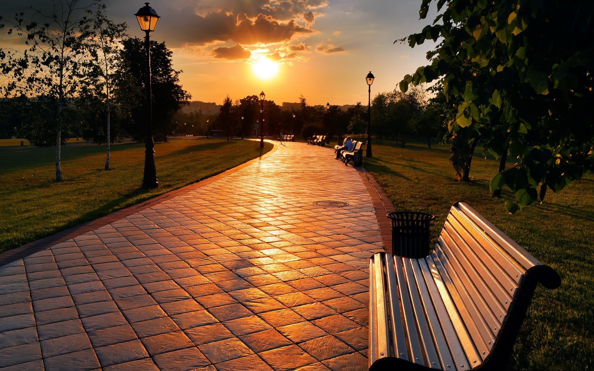 parc bancs homme coucher de soleil ciel nuages