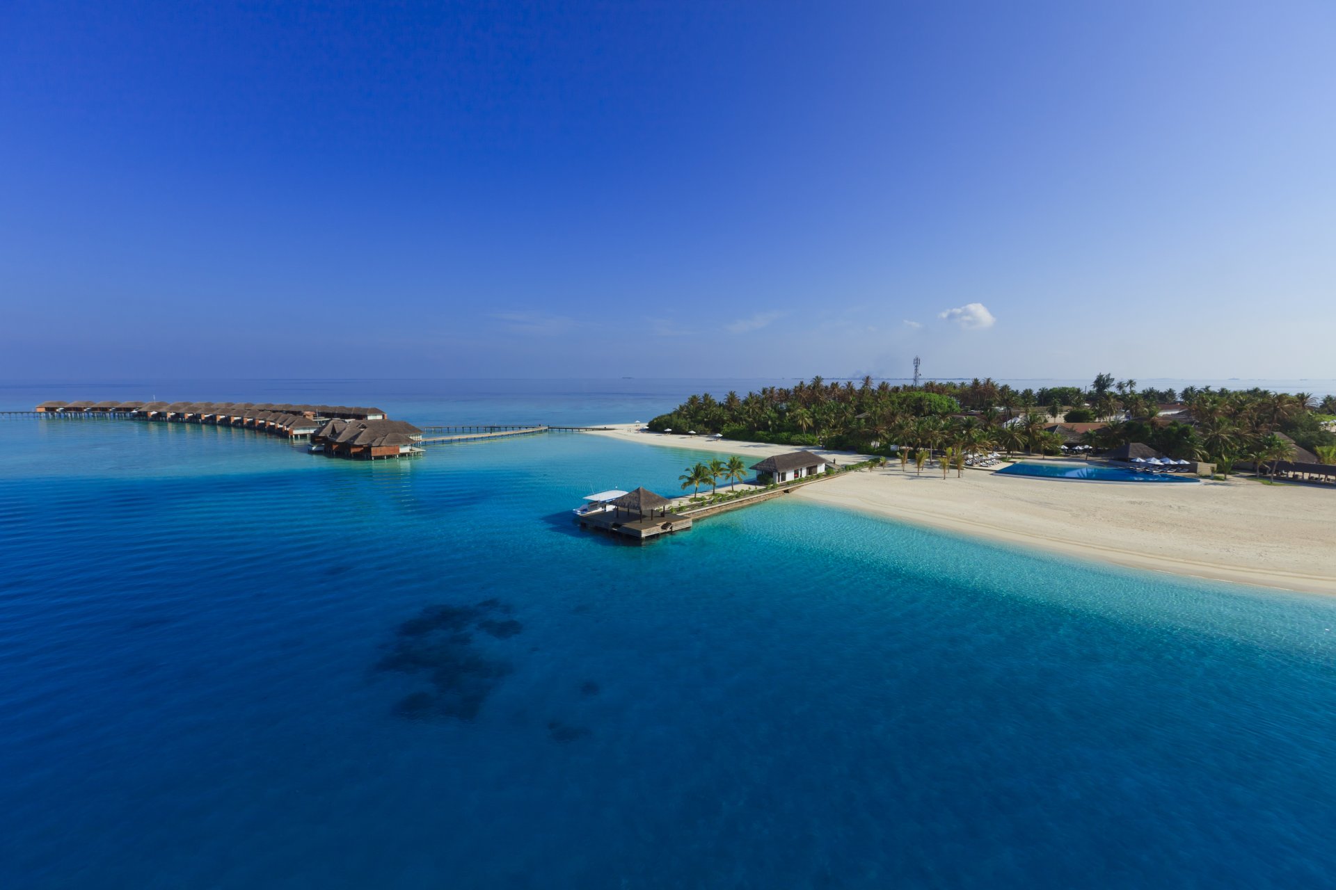 bungalow sul mare su palafitte maldive isola paradisiaca acqua blu