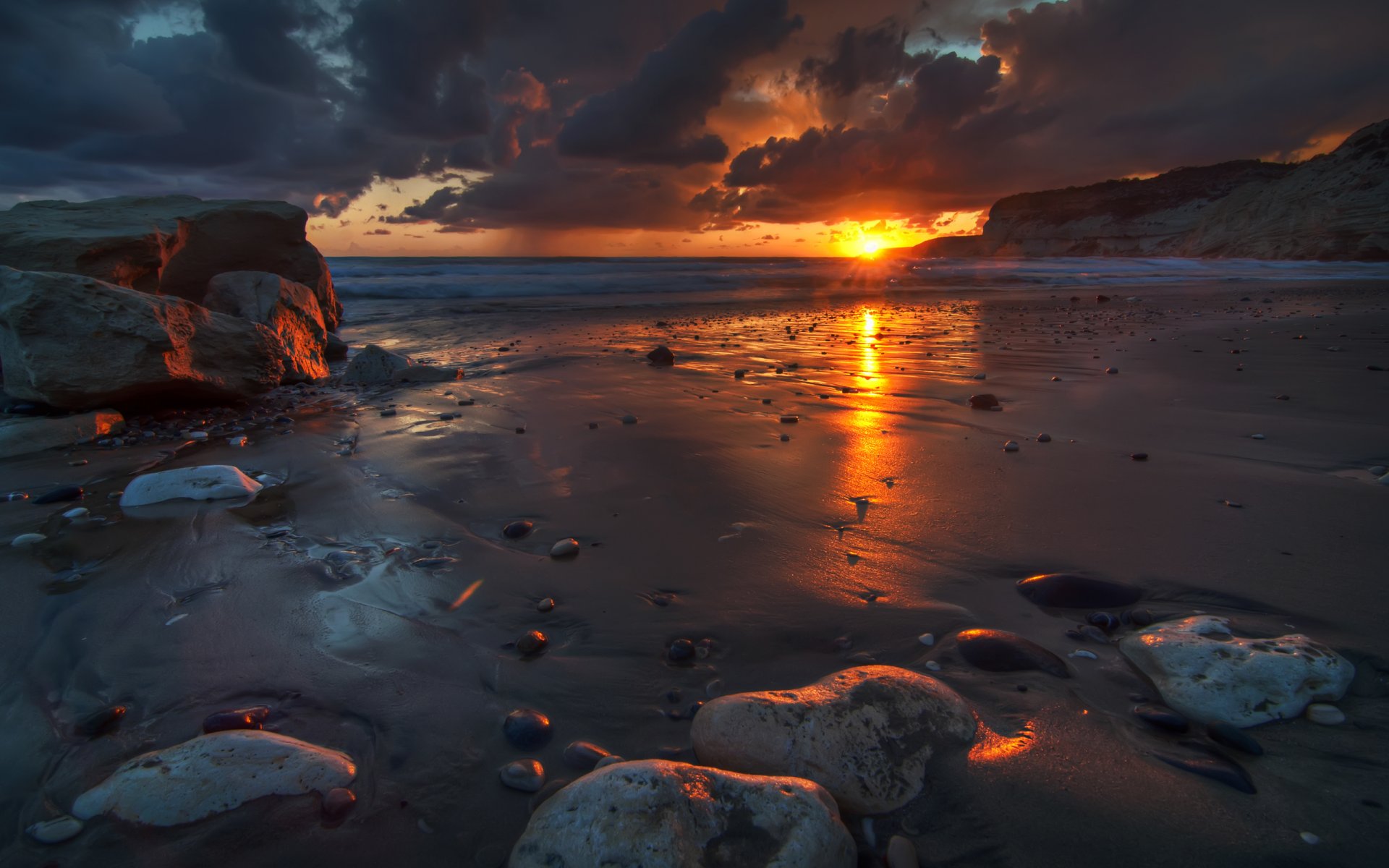 krajobraz natura wschód słońca świt słońce niebo chmury farby ocean woda fale brzeg piasek kamienie odbicie zachód słońca kolory skały 2560x1600