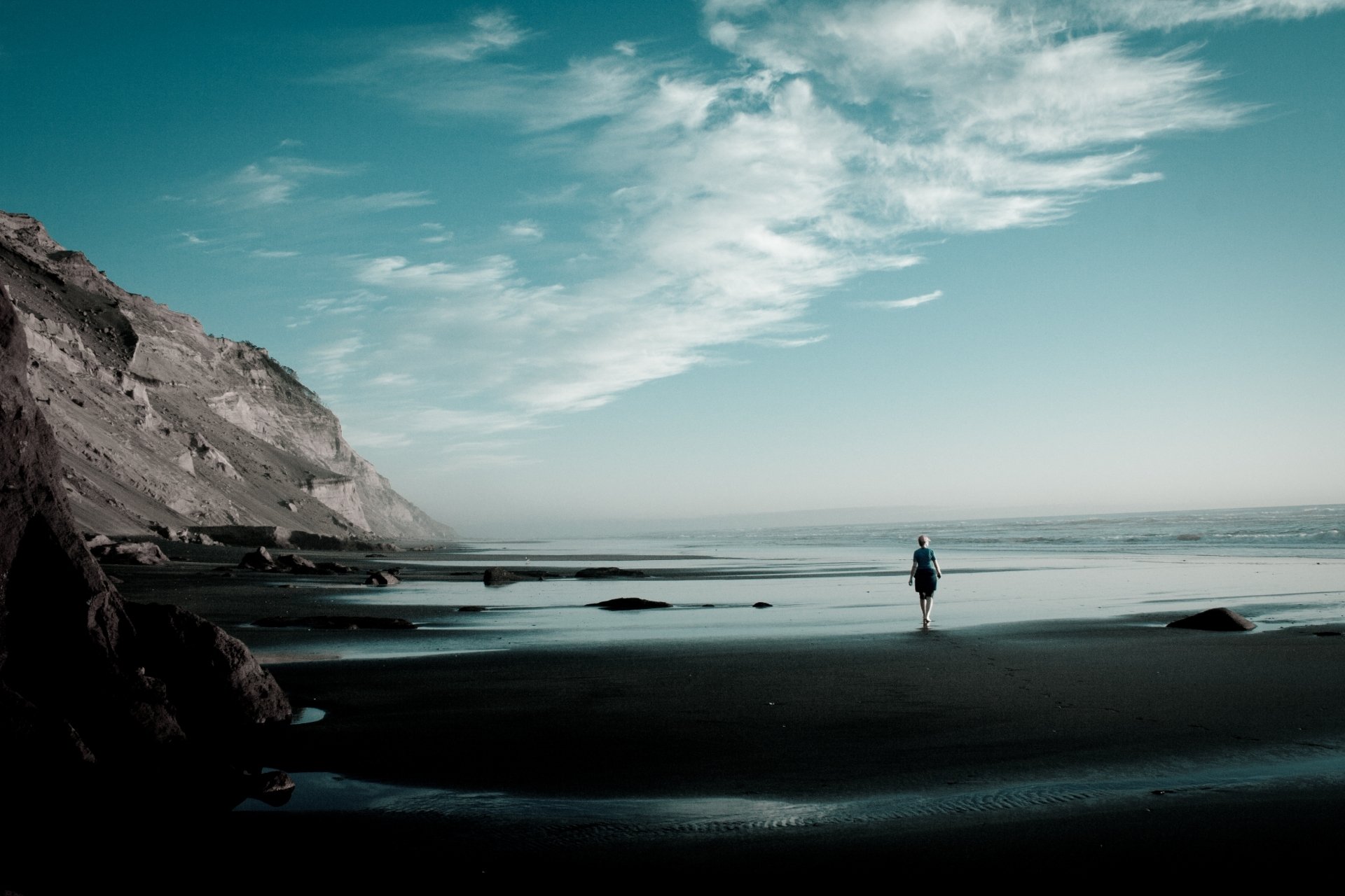 costa playa arena rocas océano cielo nubes chica soledad estado de ánimo