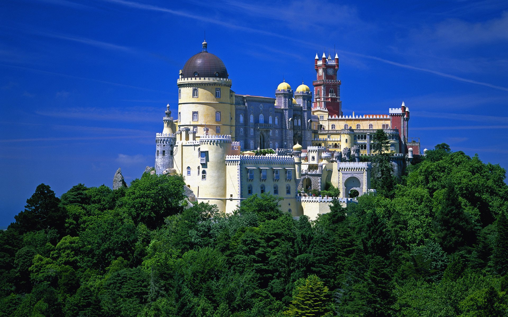 schön palast palacio da pena portugal pena nationalpalast schloss kuppeln türme natur bäume himmel