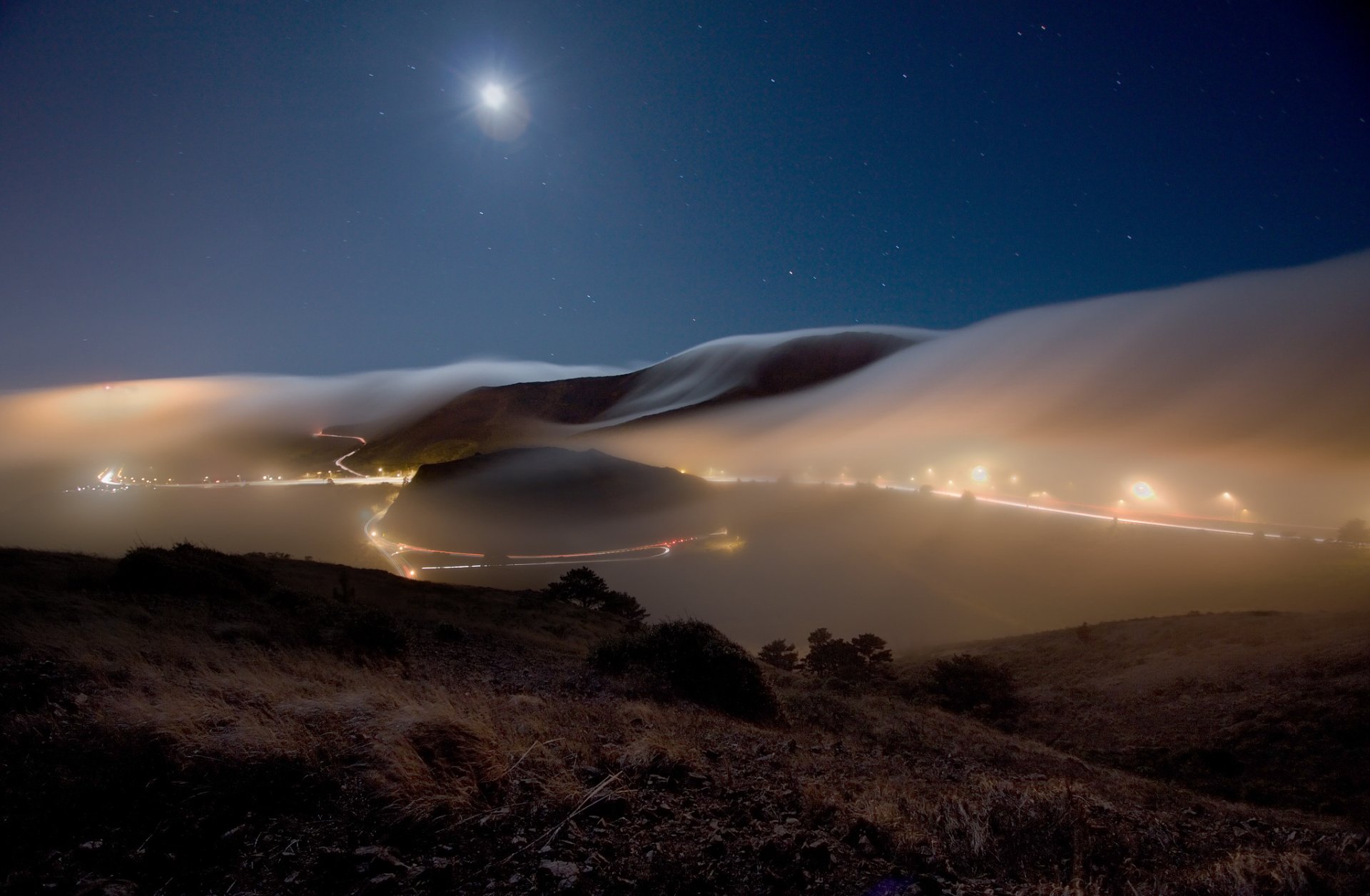 natura paesaggio periferia notte sera cielo stelle luna colline strada pista nebbia foschia luci lanterne