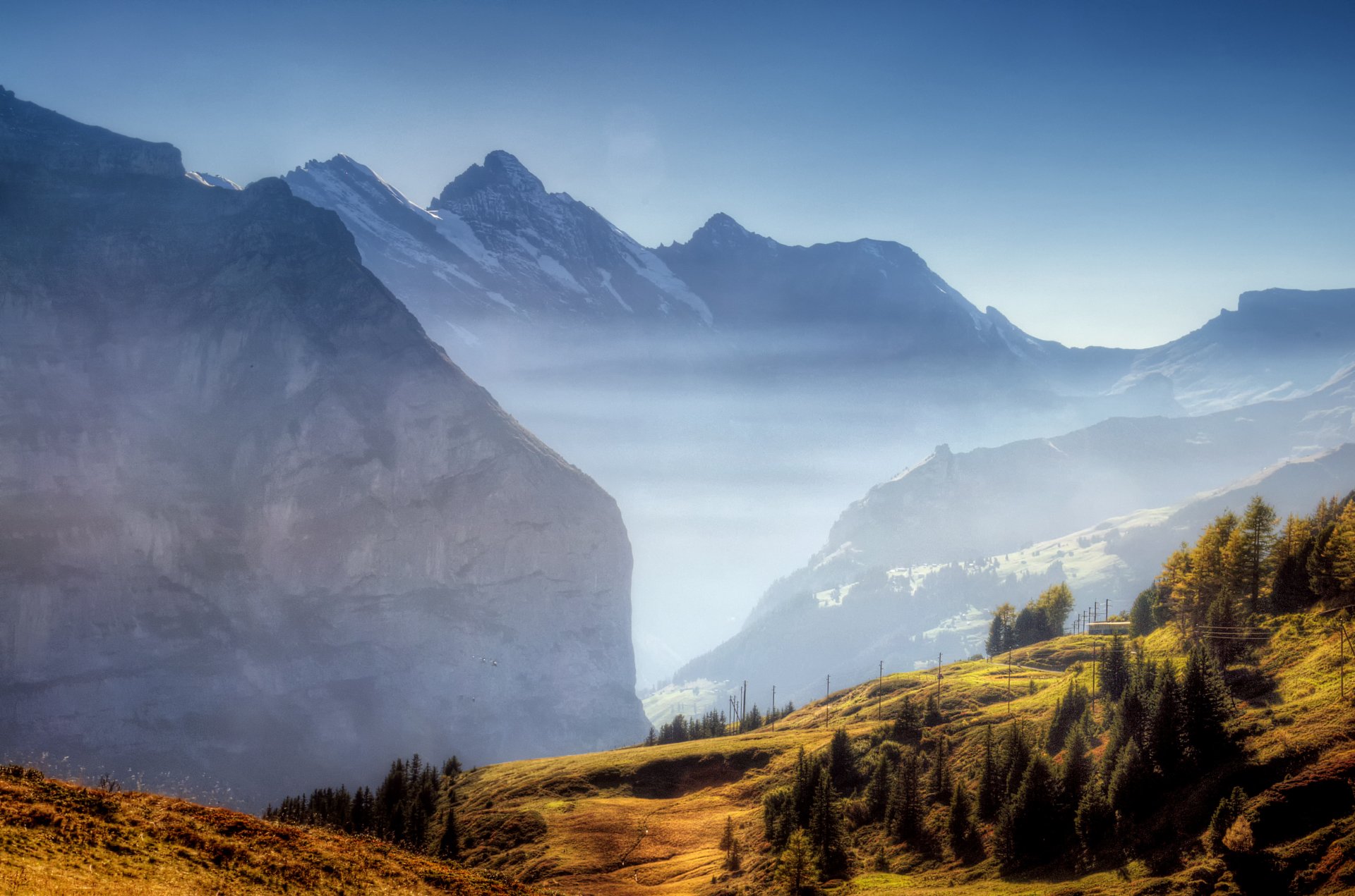 montagnes vallée brouillard