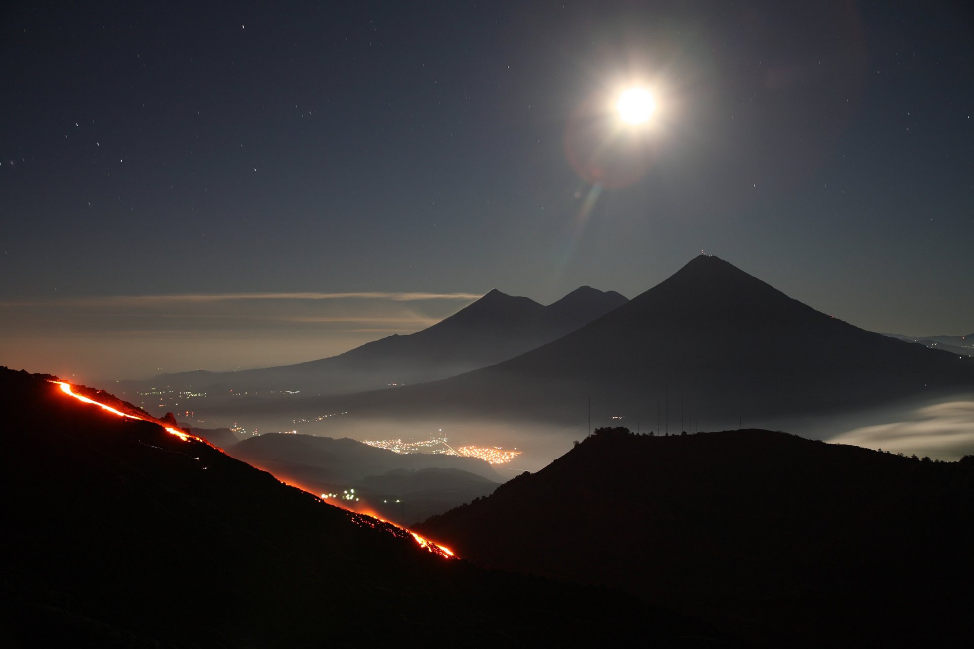 volcán guatemala erupción montañas cielo estrellas ciudad luces