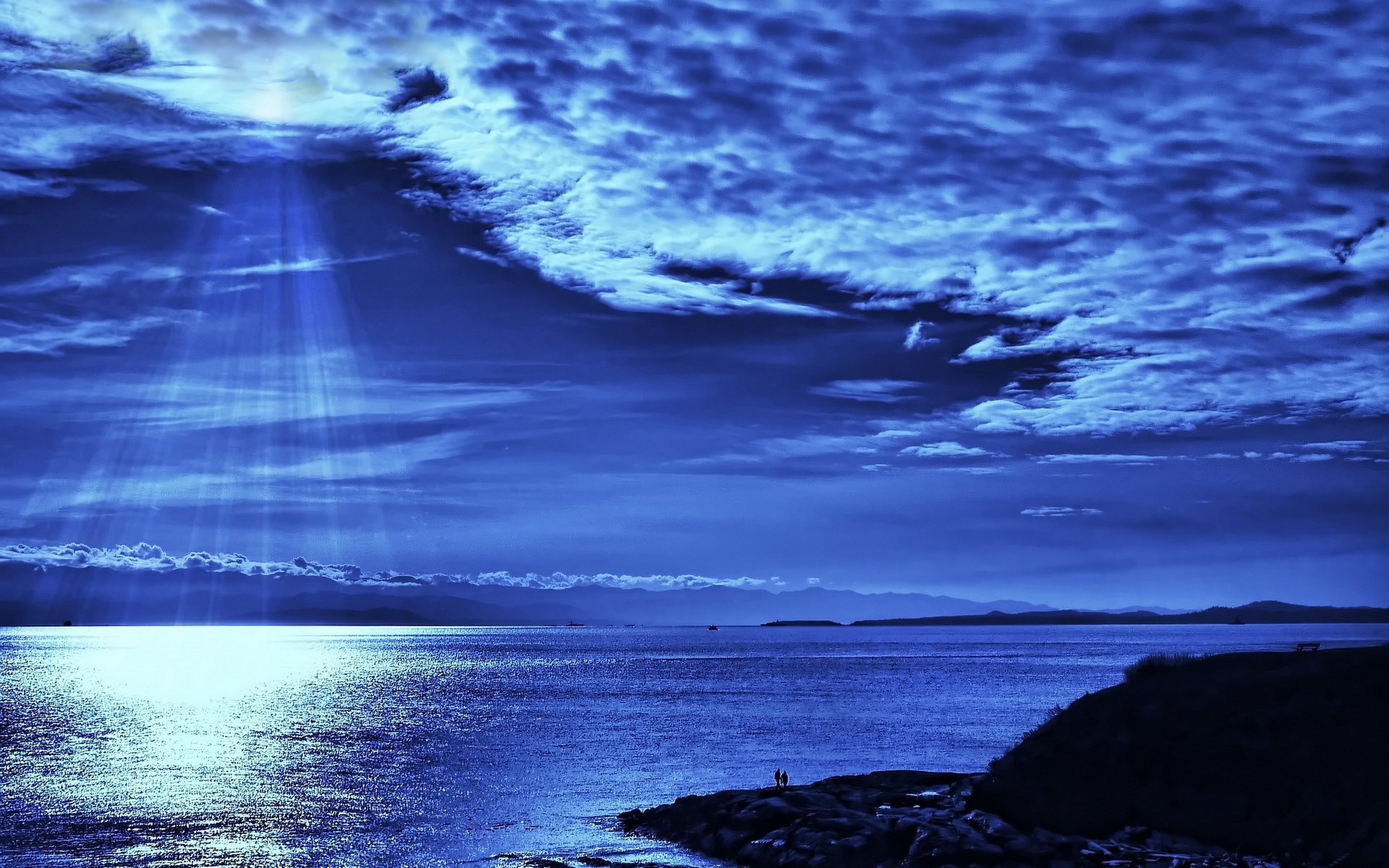 paisaje naturaleza mar río agua cielo nubes luz. resplandor rayos reflexión gente costa isla noche hombre brillo