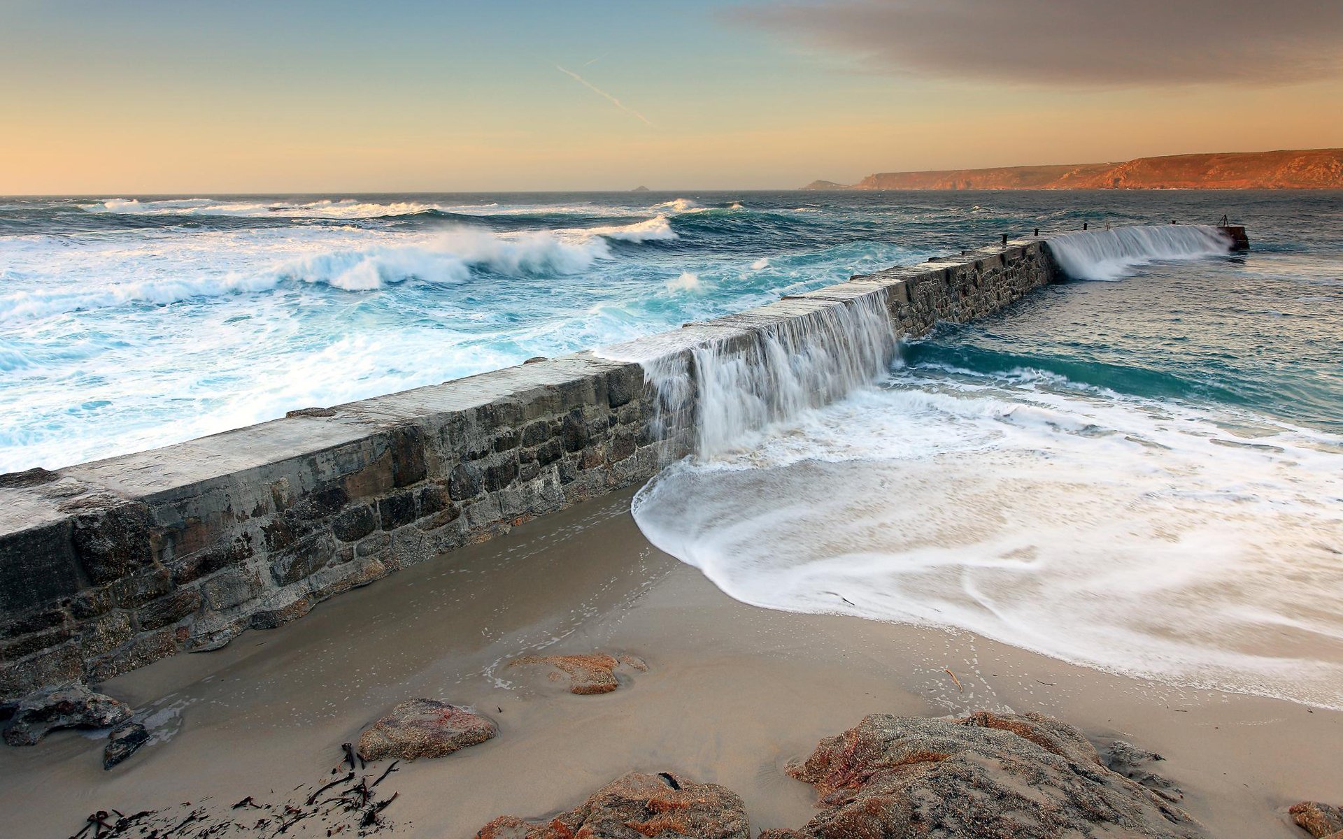 paysage nature eau mer océan vague vagues taupe digue digues clôtures ciel