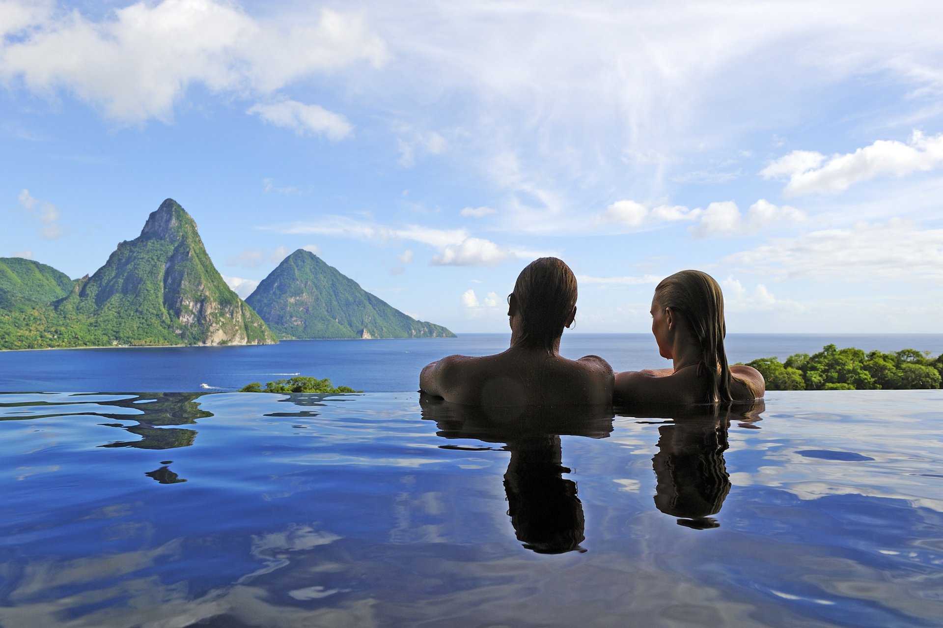 pareja piscina mar paisaje