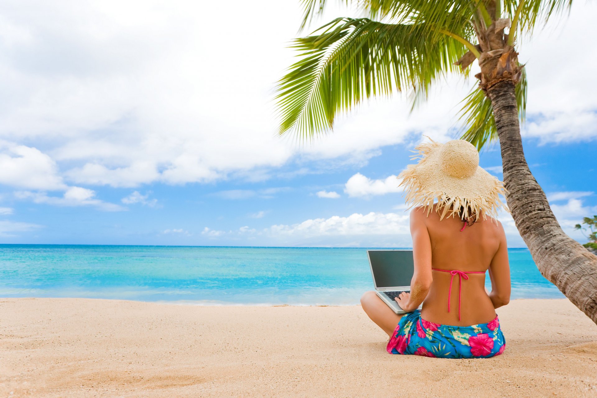 frau meer meer strand sand mädchen wellen palme laptop tropen urlaub strohhut hut badeanzug resort