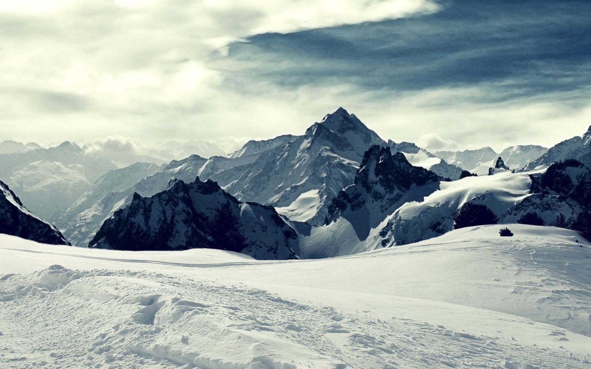 glace vent glacier sommets neige vallée ciel nuages traces