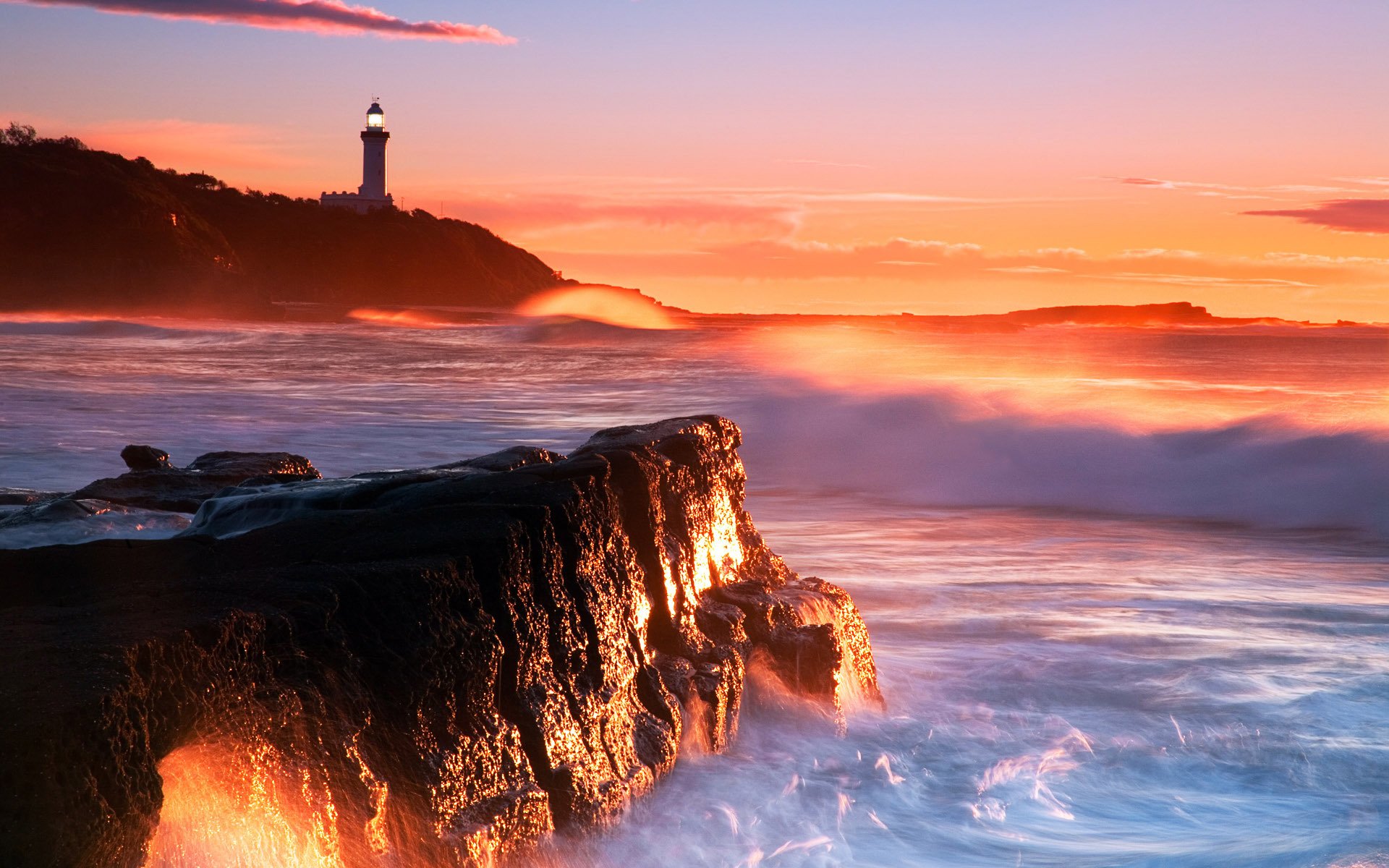 leuchtturm felsen meer wellen steine sonnenuntergang