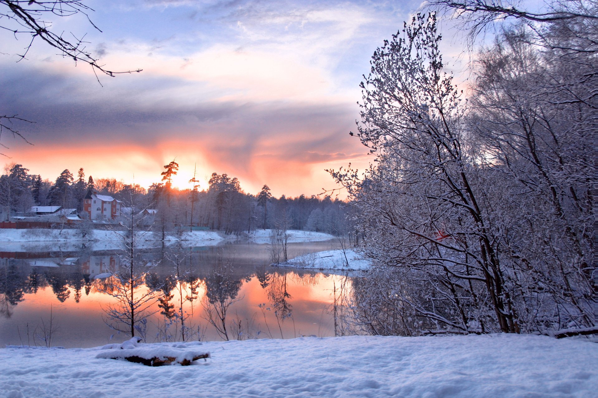 winterteich winter kälte schnee himmel ausstrahlung häuser horizont wolken teich ufer wald bäume landschaft