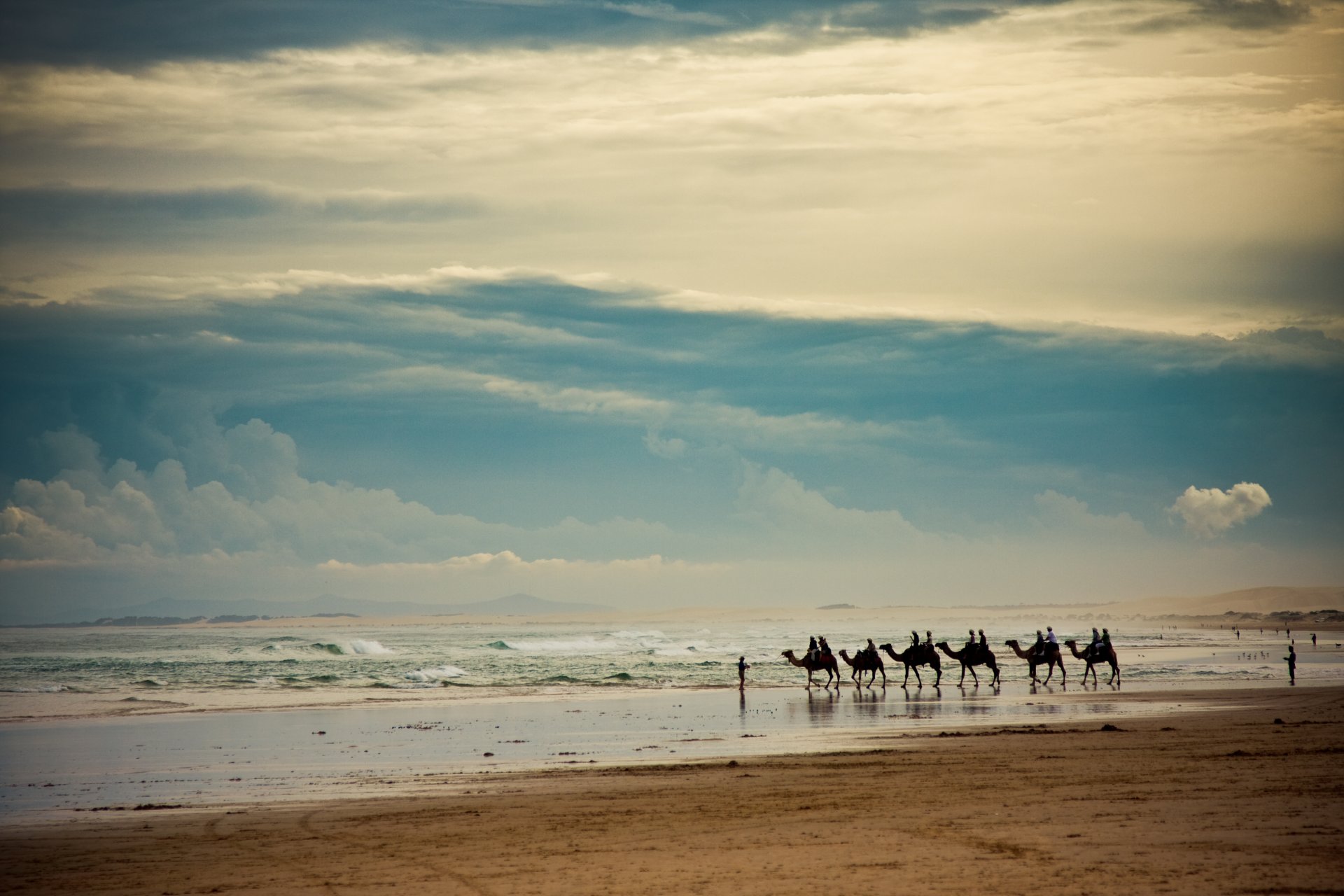 paysage mer vagues ciel nuages côte sable horizon personnes caravane chameaux