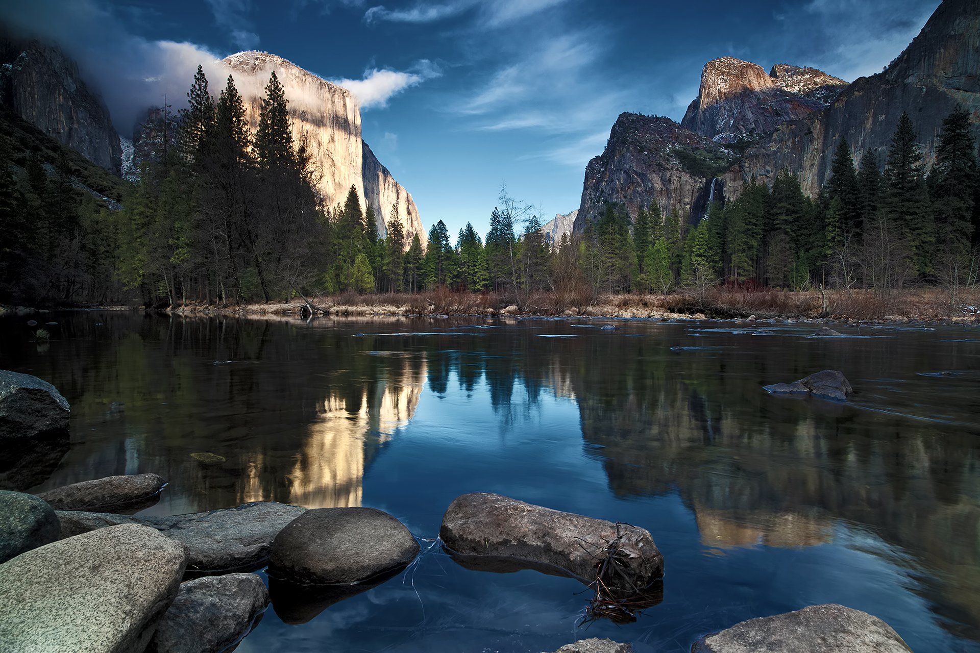 montañas río piedras abeto cascada cielo nubes california