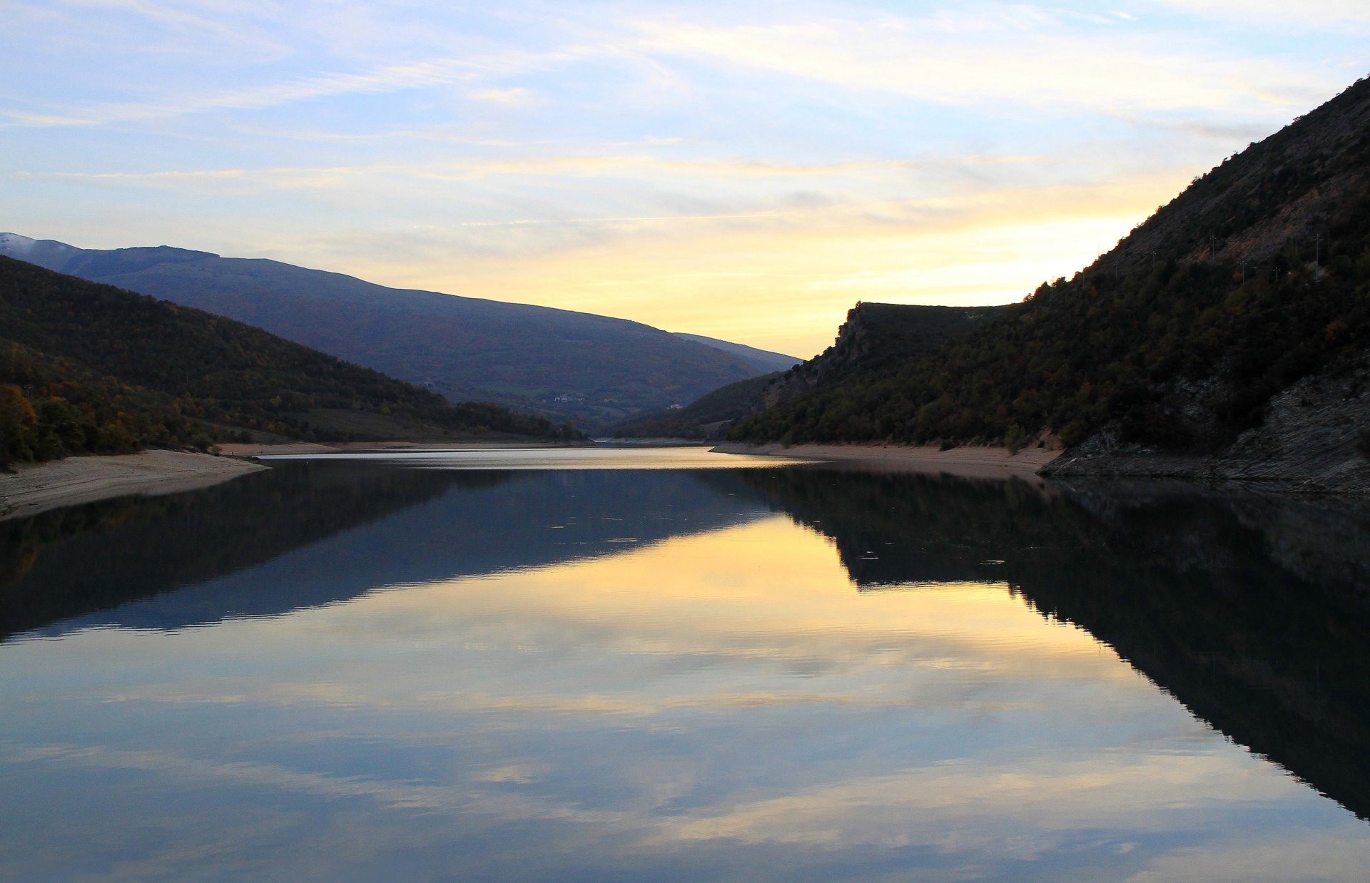 cielo montaña lago reflexión