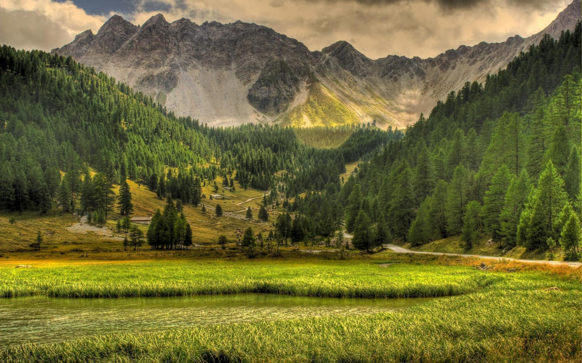 nature paysage montagnes arbres lac herbe ciel nuages routes