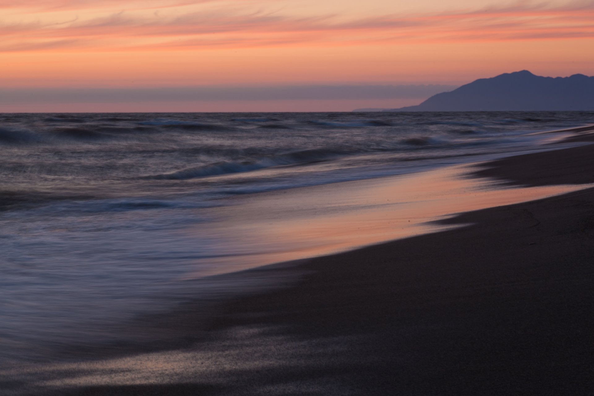 mar agua olas costa arena playa montaña tarde puesta de sol nubes cielo rosa naturaleza tranquilidad silencio