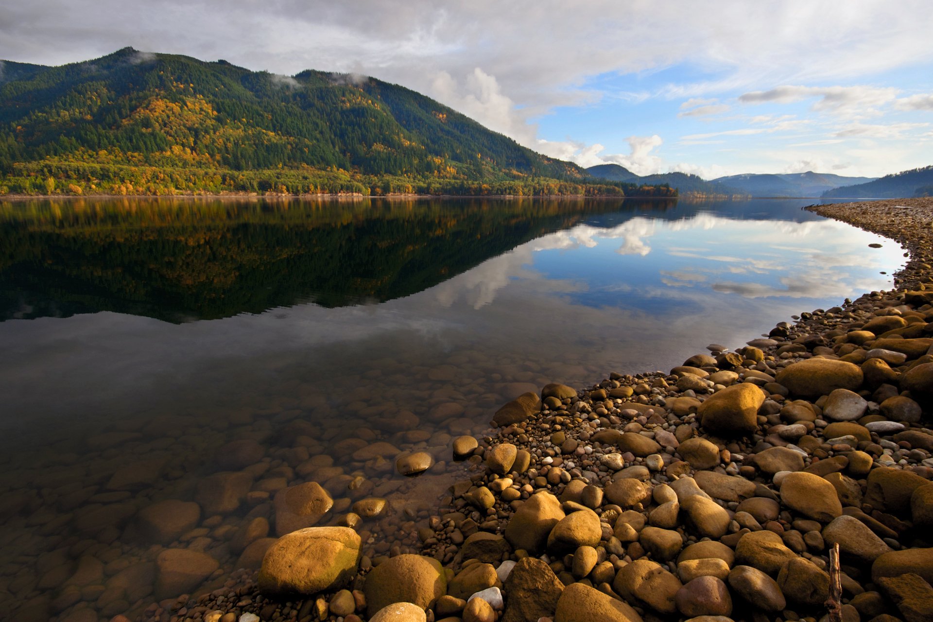 fluss berg reflexion steine wasser transparenz himmel wolken herbst