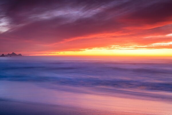 Un tramonto Ululante sull oceano si fonde con l orizzonte