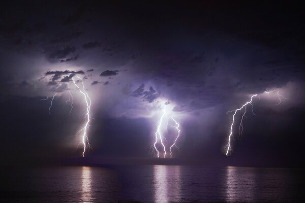 Beaucoup de foudre entre le ciel et l eau