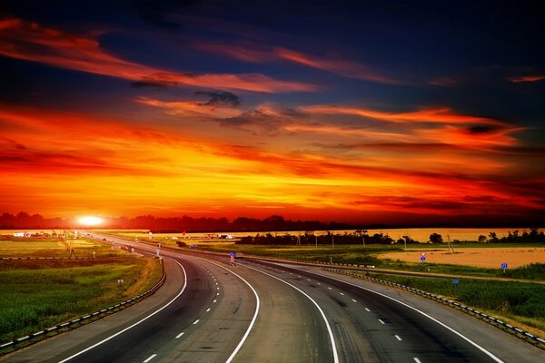 Die Straße, die bei Sonnenuntergang führt