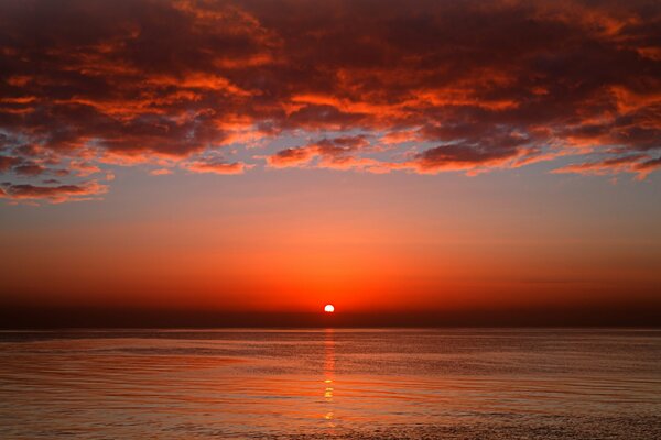 Blutiger Sonnenuntergang am Meer