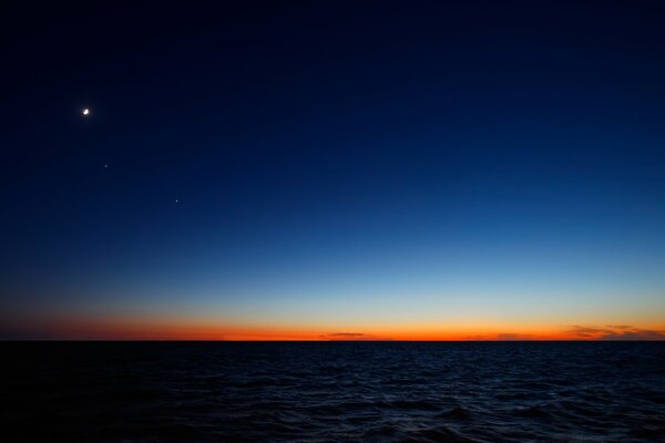 Amanecer en Argentina en el océano Atlántico