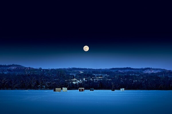 Lune en hiver et petites maisons