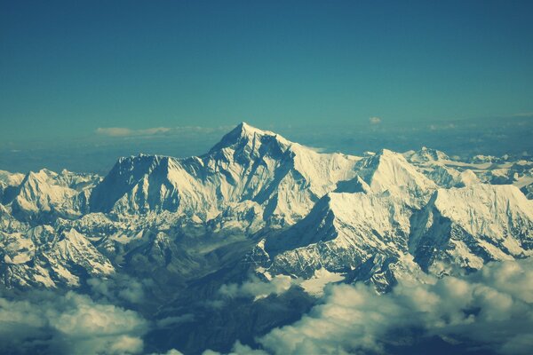 Paisaje de montañas. Everest en las nubes