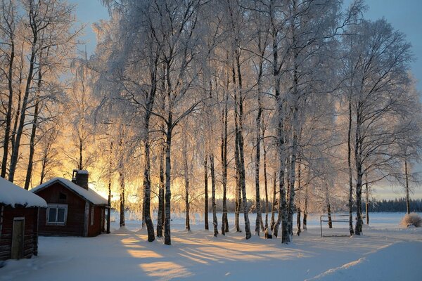 Capanna innevata in inverno in Finlandia