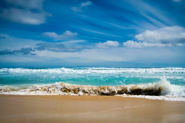 Spruzzi delle onde dell oceano sulla sabbia