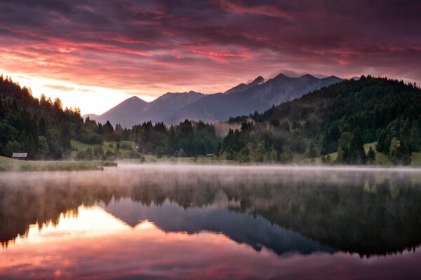 Aube dans les montagnes sur le lac. Beau paysage