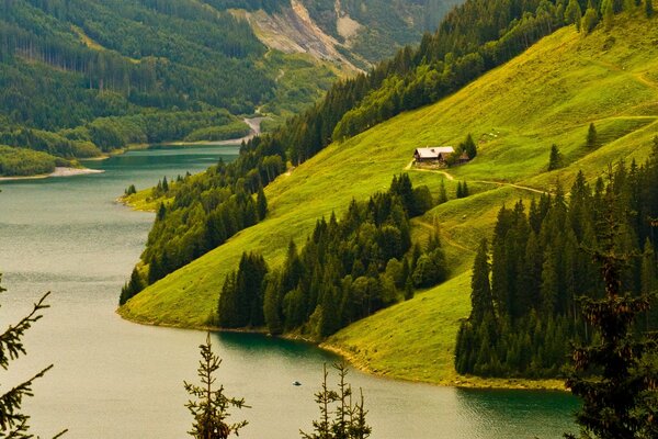 Hermoso paisaje casa de campo en la orilla del río