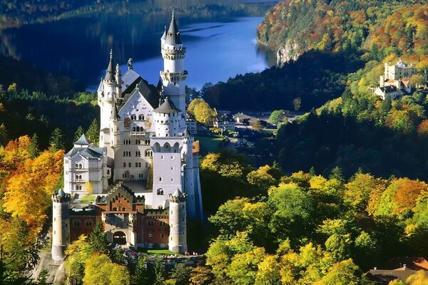 Weiße Burg unter Herbstbäumen