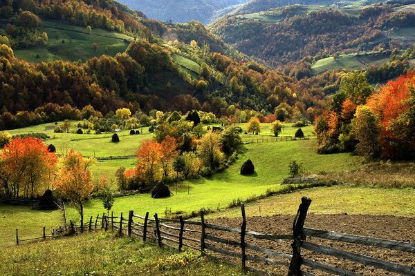 Clôture rustique en automne dans les montagnes