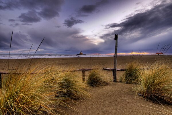 Atardecer en la playa de arena