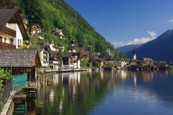 Austriacka wioska nad brzegiem górskiego jeziora