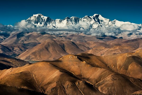 Die tibetischen Berge sind von Wolken umhüllt