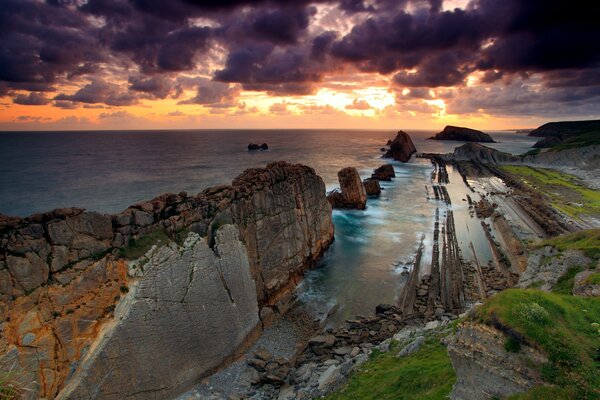 Rocas en el mar gris al atardecer