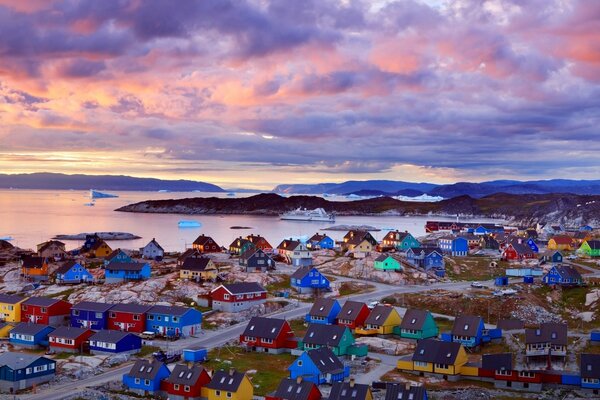 Muchas casas de colores diferentes junto al mar