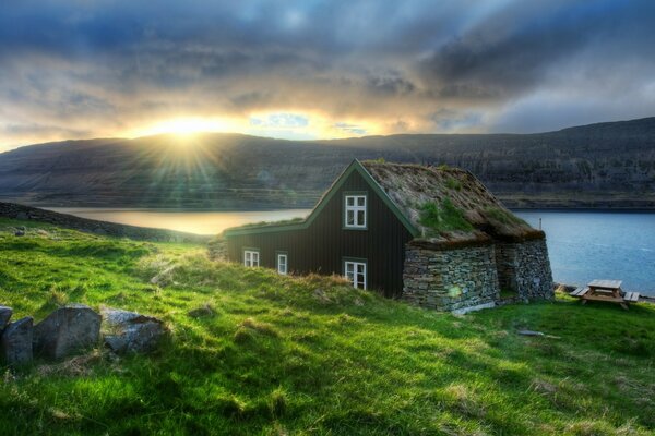 Haus am Flussufer in Island